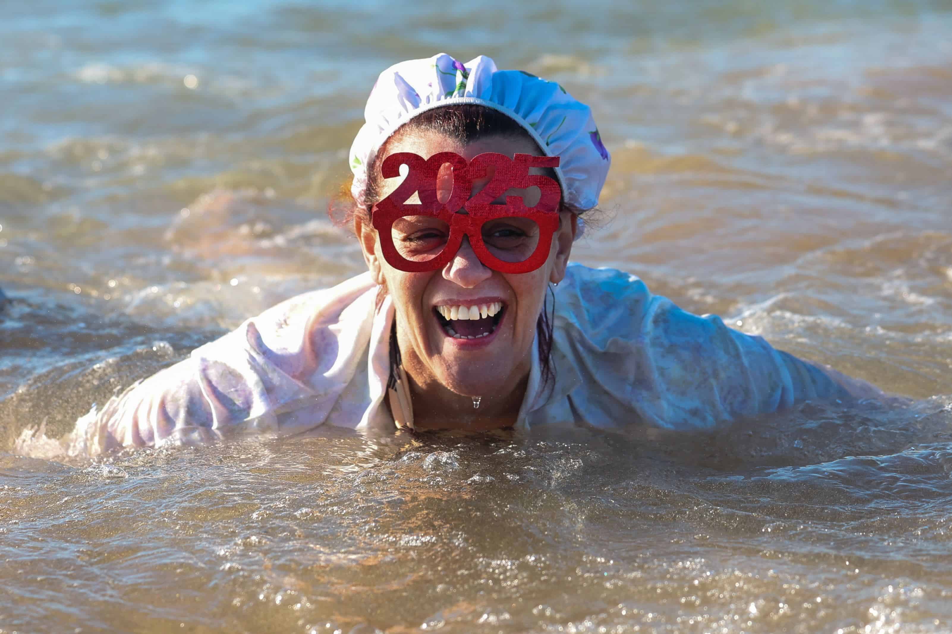 EN FOTOS | Baños en agua helada y rituales exóticos, las tradiciones para recibir el 2025
