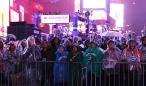 Fuerte lluvia y relámpagos no empañan la tradicional fiesta de Nochevieja en Times Square