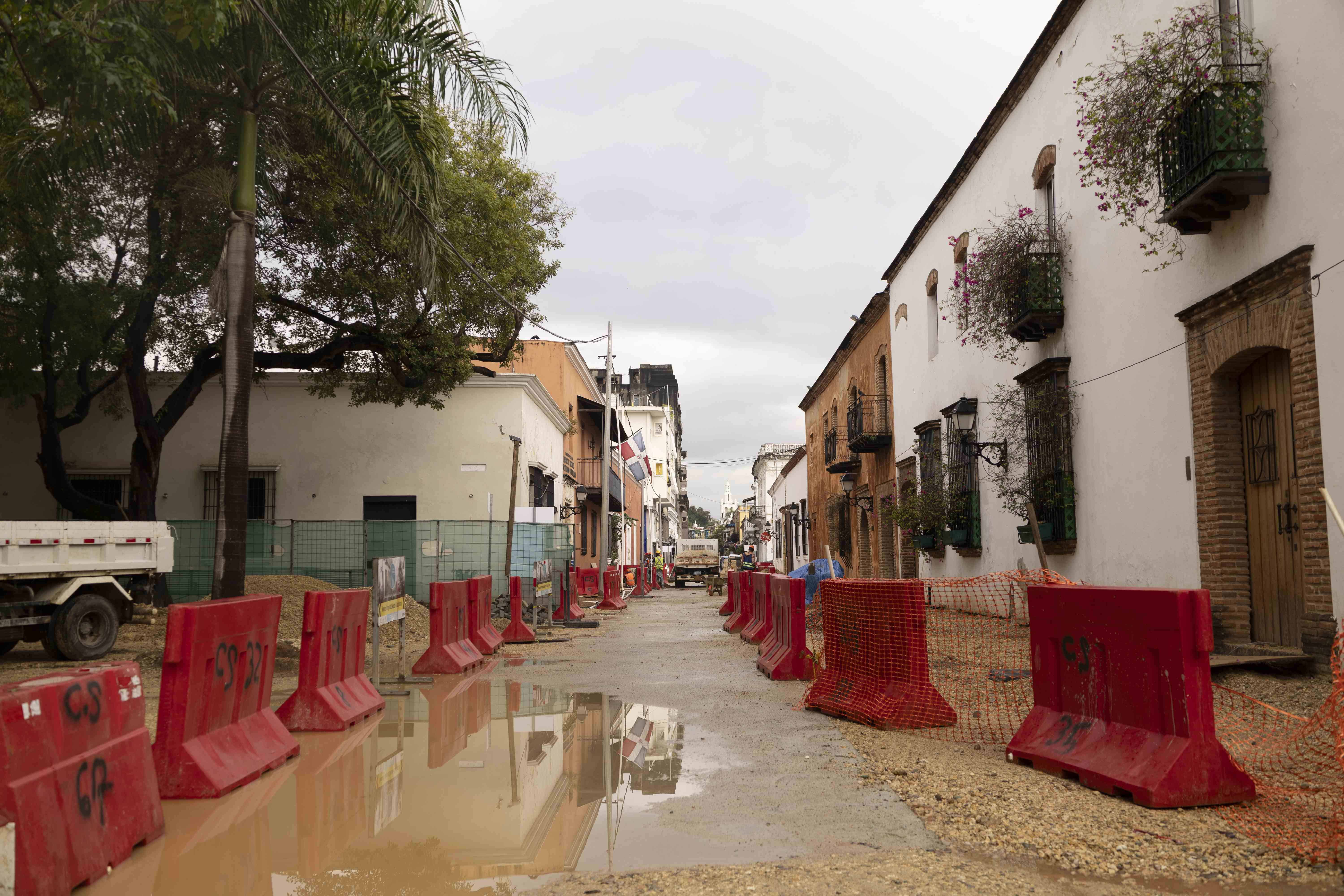 Los trabajos se hacen con lentitud para no afectar estructuras soterradas coloniales.