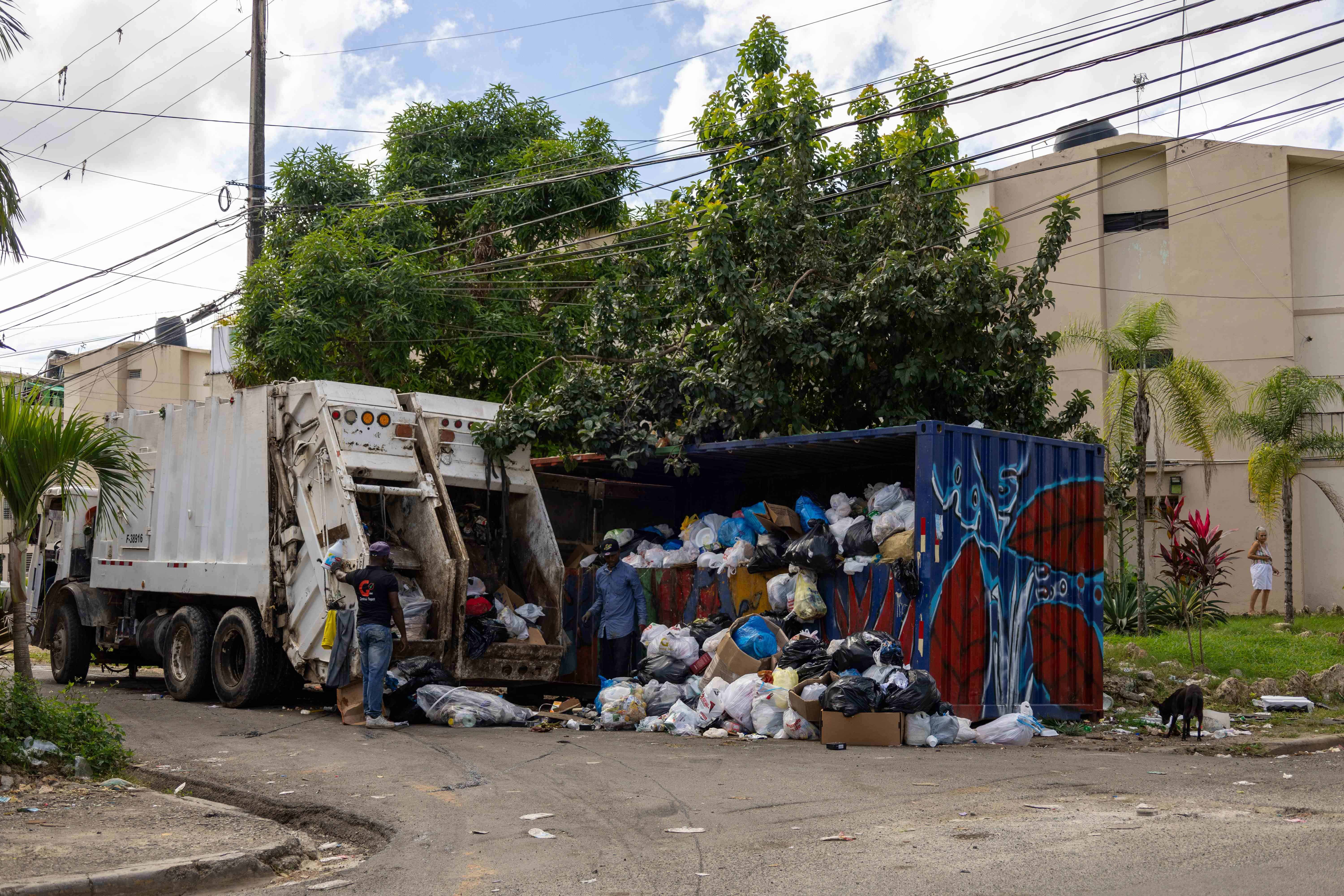 Un camión recoge basura acumulada desde hace días en Invivienda.