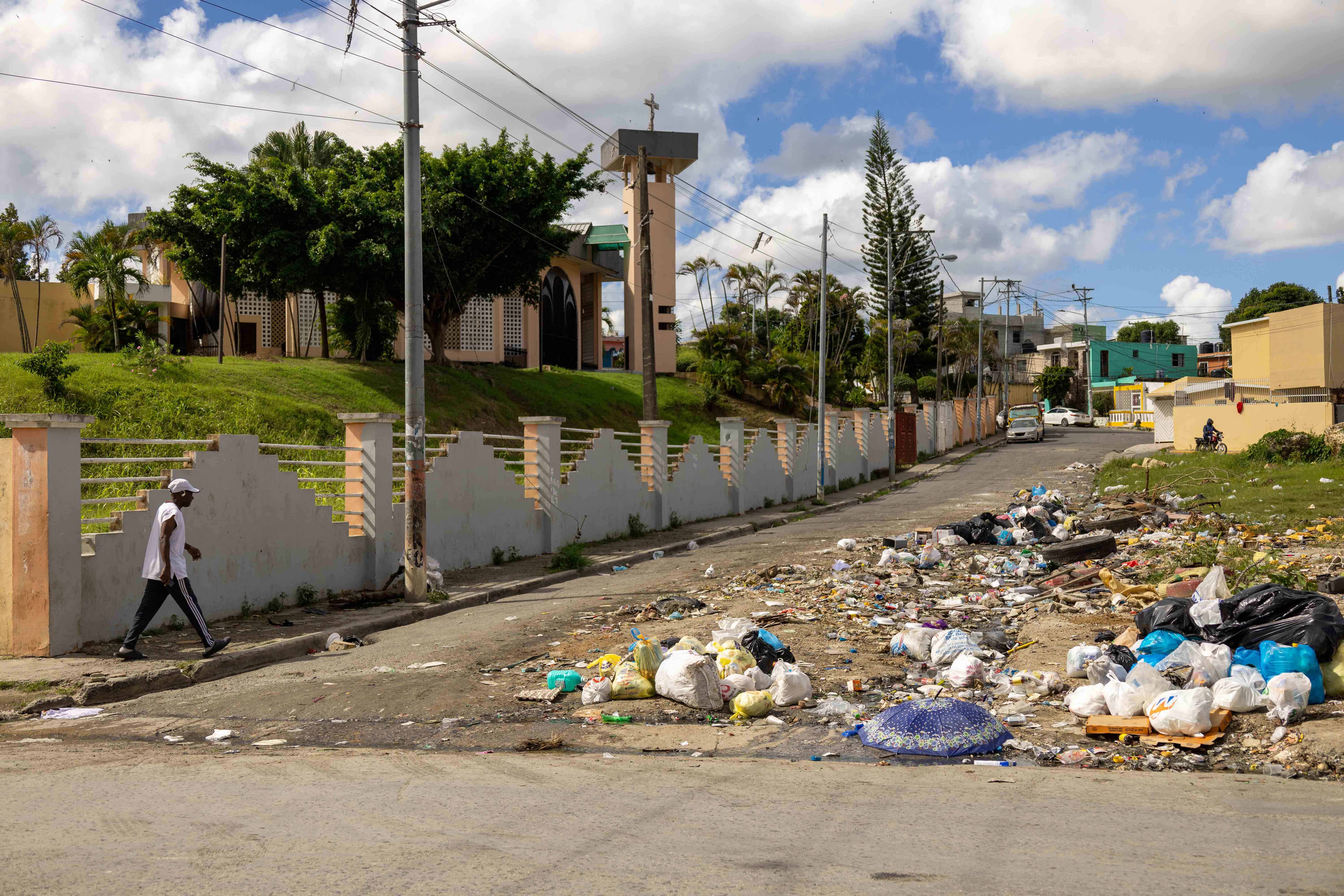 En esta zona del barrio Lotes y Servicios siempre hay basura, pero este jueves estaba relativamente limpio. 