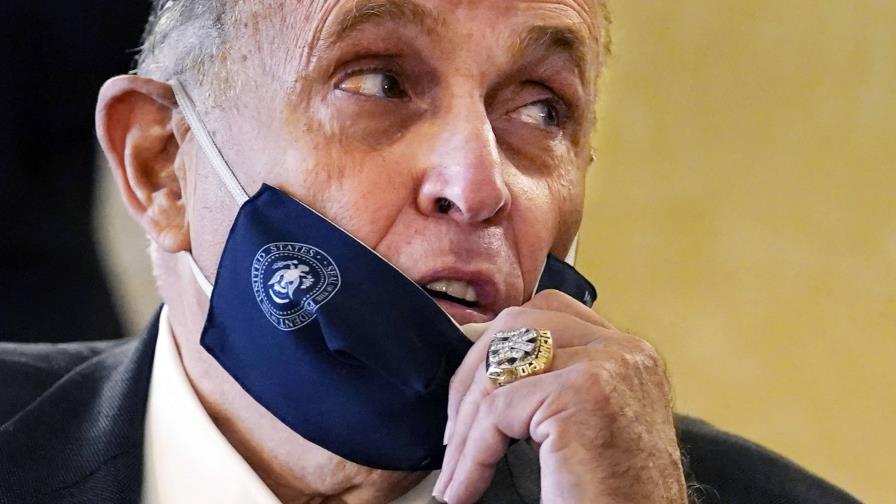 Rudy Giuliani trata de salvar sus anillos de los Yankees tras una condena millonaria