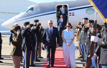 El presidente Luis Abinader llega a Puerto Rico para la toma de posesión de gobernadora