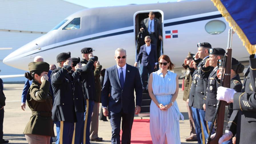 El presidente Luis Abinader llega a Puerto Rico para la toma de posesión de gobernadora