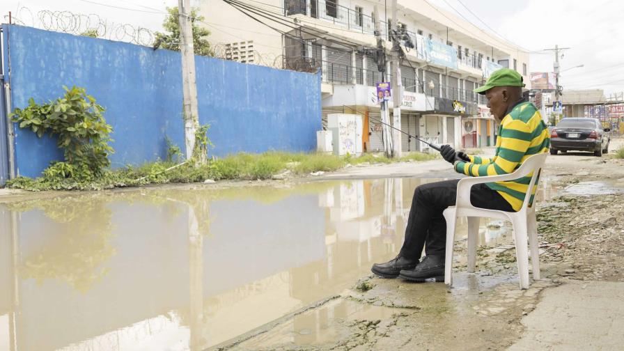 Se mantiene charco gigante en la antigua carretera Duarte en Santo Domingo Oeste