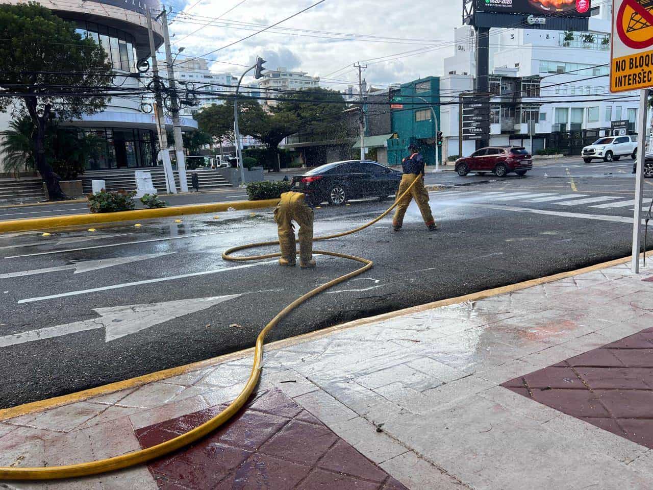 Bomberos del Distrito Nacional lavan las calles.