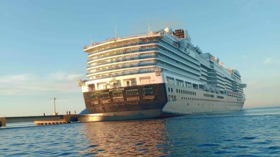 Abinader saluda inicio del año con llegada de crucero Holland America Line Rotterdam a Pedernales