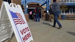 Jueza federal ordena a Trump suspender investigaciones sobre votantes no ciudadanos