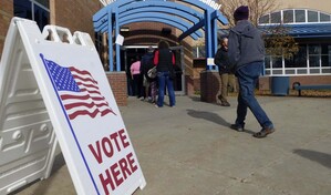 Jueza federal ordena a Trump suspender investigaciones sobre votantes no ciudadanos