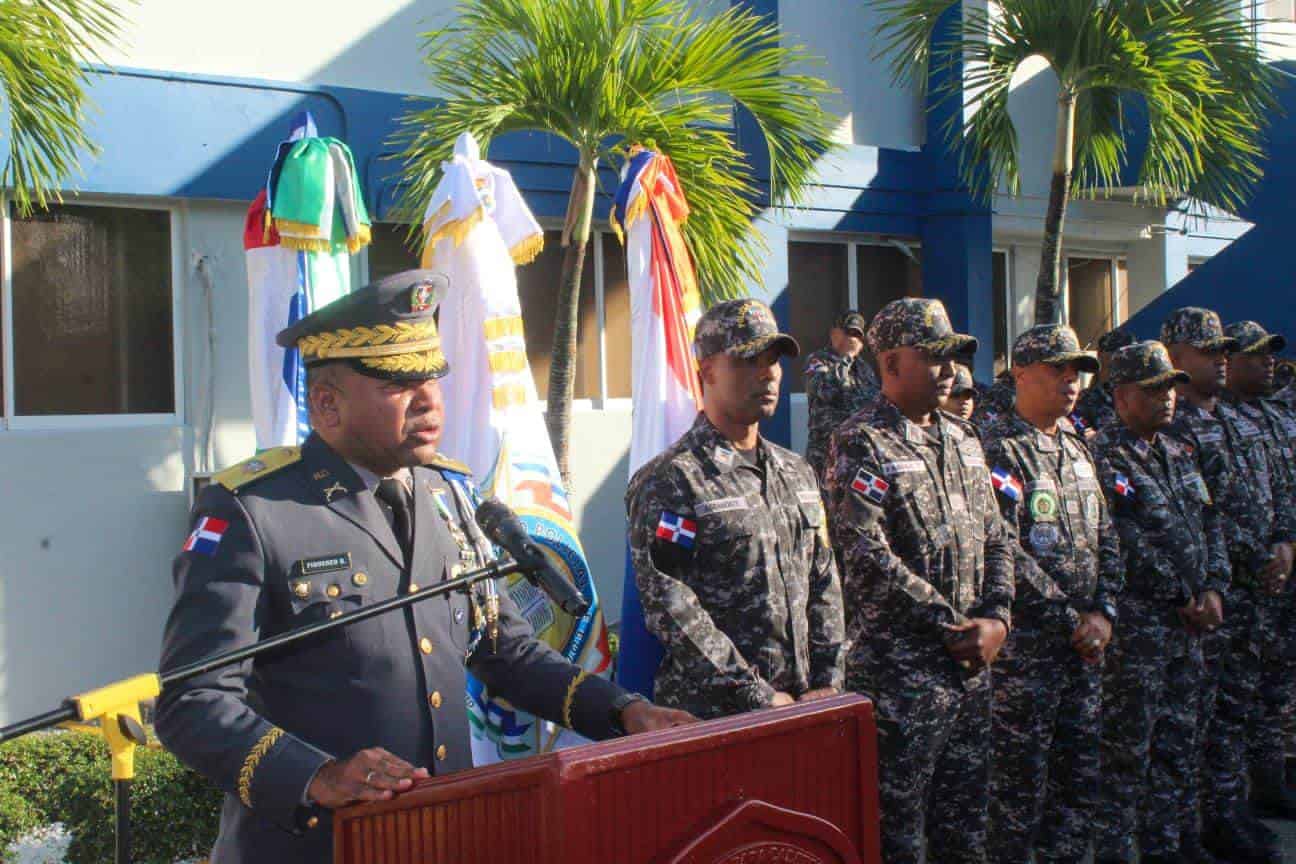 El director general de Recursos Humanos de la Policía, general Esteban Figuereo García,al pronunciar unas palabras en el acto de recibimiento de los aspirantes a cadetes.