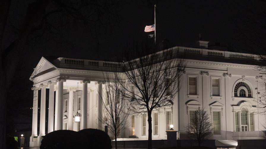 ¿Por qué las banderas de EEUU se izarán a media asta en la toma de posesión de Trump?