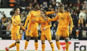 Con 10 jugadores, el Real Madrid consuma remontada y vence a Valencia, para tomar la cima