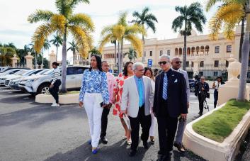 Médicos y Gobierno acuerdan aumento salarial de 25 %