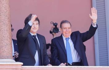 Milei y González Urrutia reciben el apoyo de venezolanos desde el balcón de la Casa Rosada