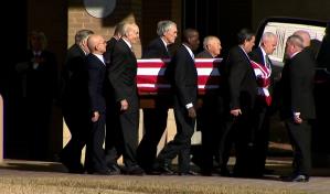 Féretro de Jimmy Carter, cubierto con la bandera de EEUU, recorre su pueblo natal