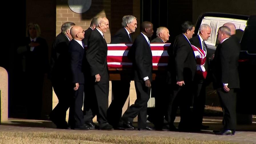 Féretro de Jimmy Carter, cubierto con la bandera de EEUU, recorre su pueblo natal