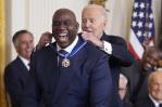 Magic Johnson y Lionel Messi reciben la Medalla de la Libertad del presidente Joe Biden