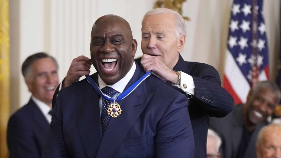 Magic Johnson y Lionel Messi reciben la Medalla de la Libertad del presidente Joe Biden