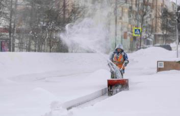 Tormenta invernal deja nevadas en el centro de EE.UU. e interrumpe miles de vuelos