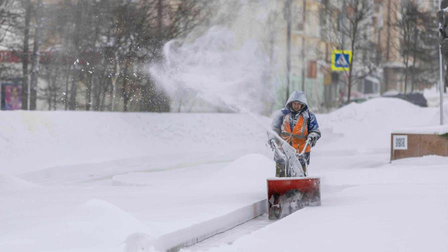 Tormenta invernal deja nevadas en el centro de EE.UU. e interrumpe miles de vuelos