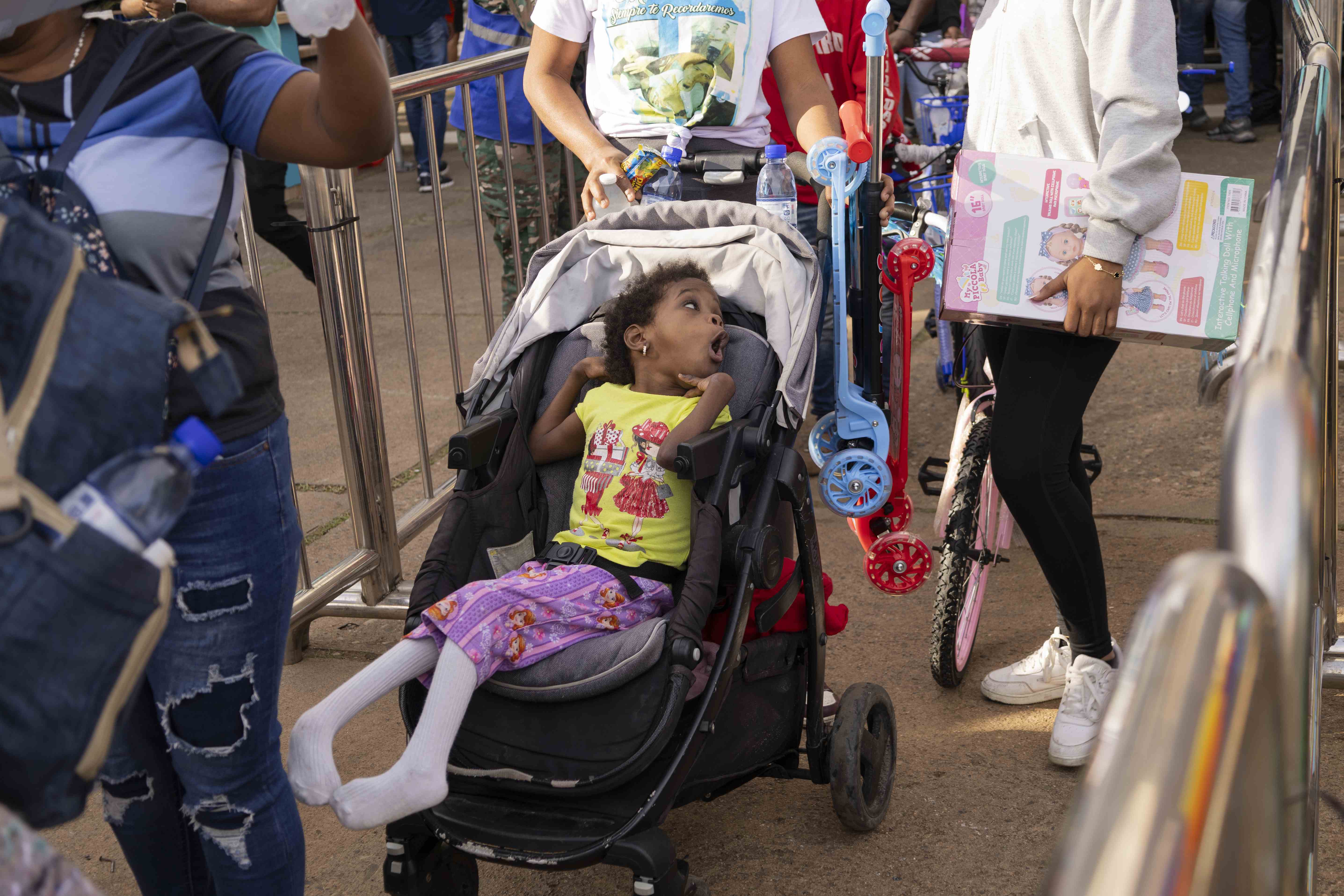 Esta niña reacciona con sorpresa al observar los juguetes. 