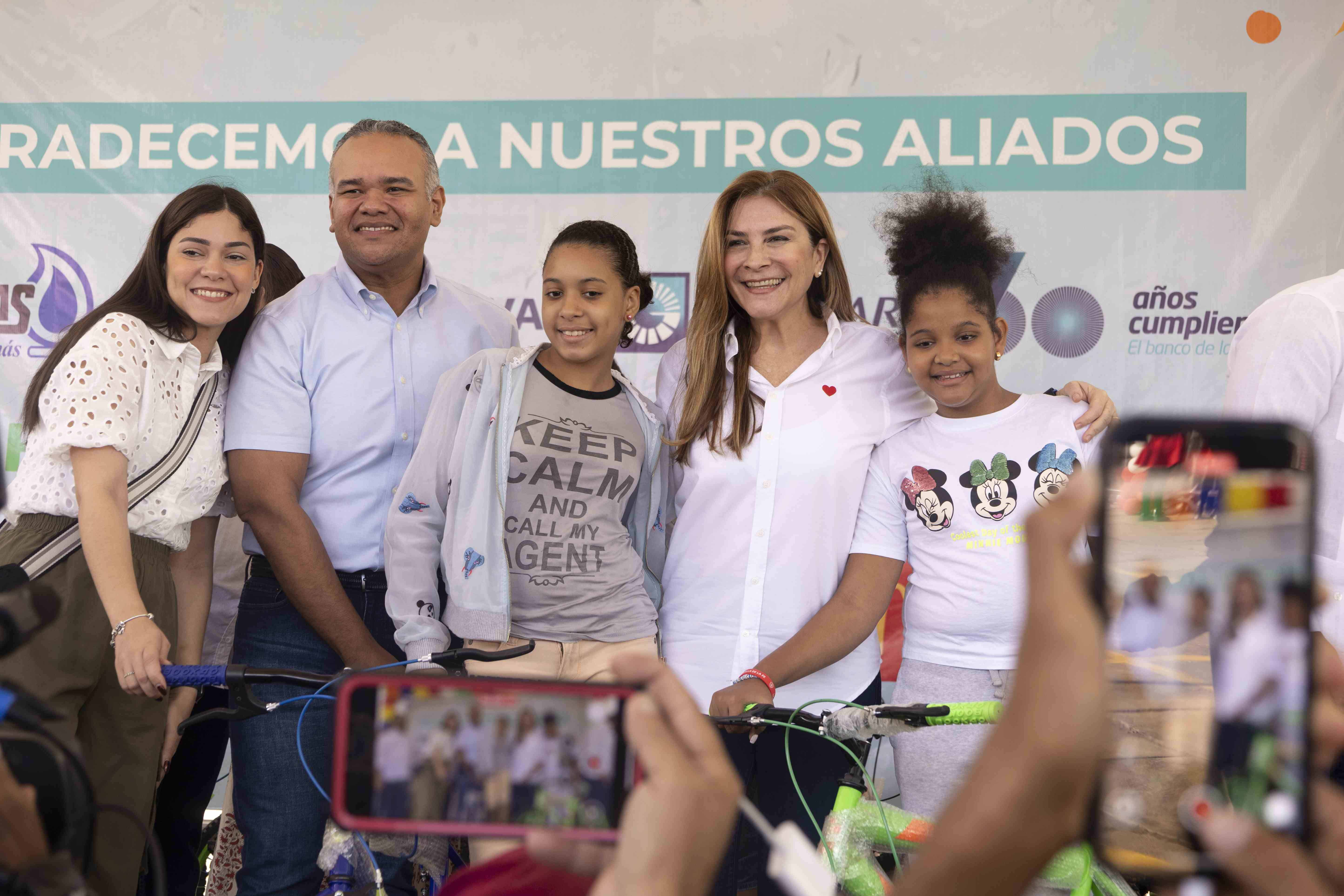 La alcaldesa Carolina Mejía junto a representantes de algunas de las empresas patrocinadoras.