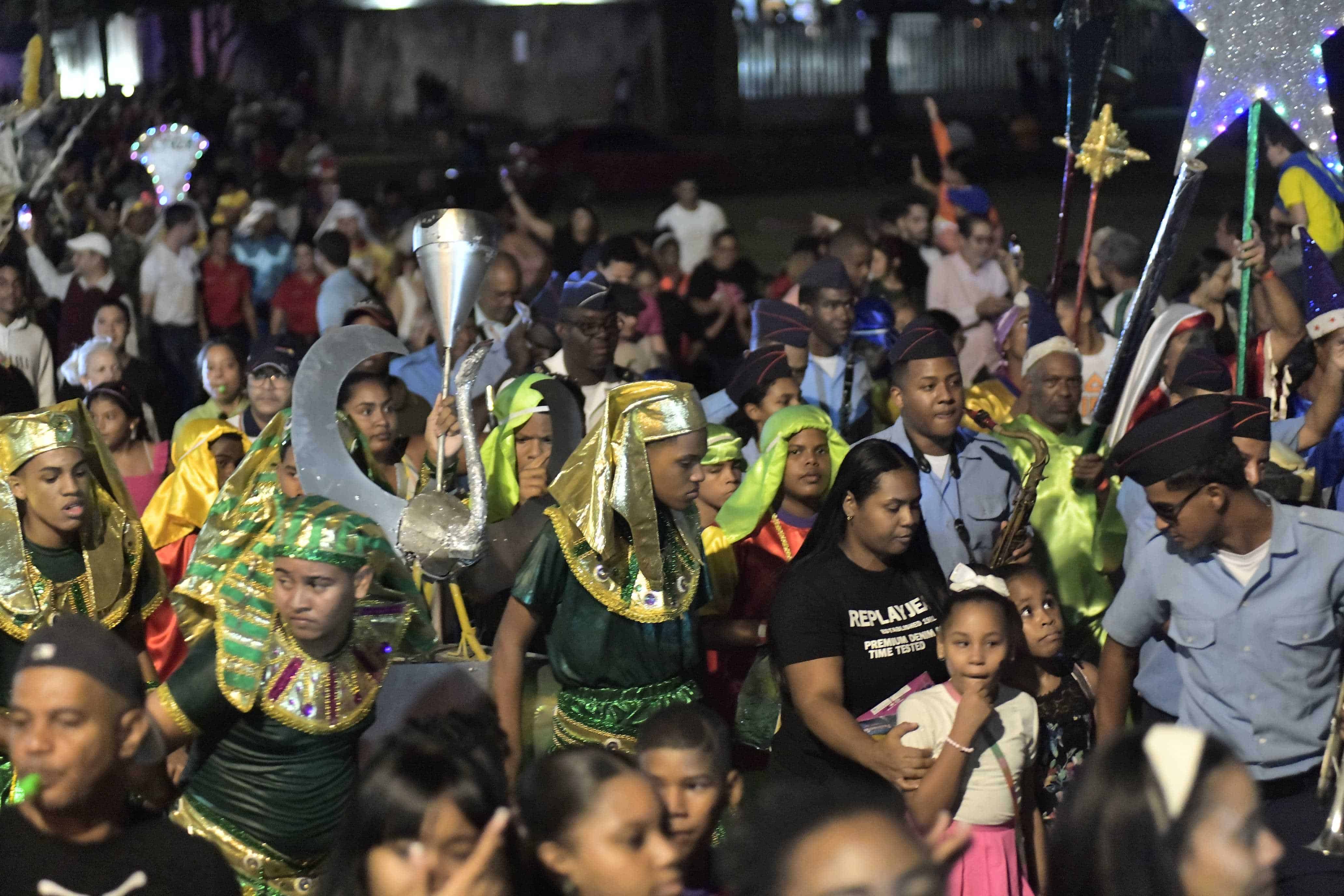 Personajes que acompañaron el defile de los Reyes Magos en la capital dominicana.