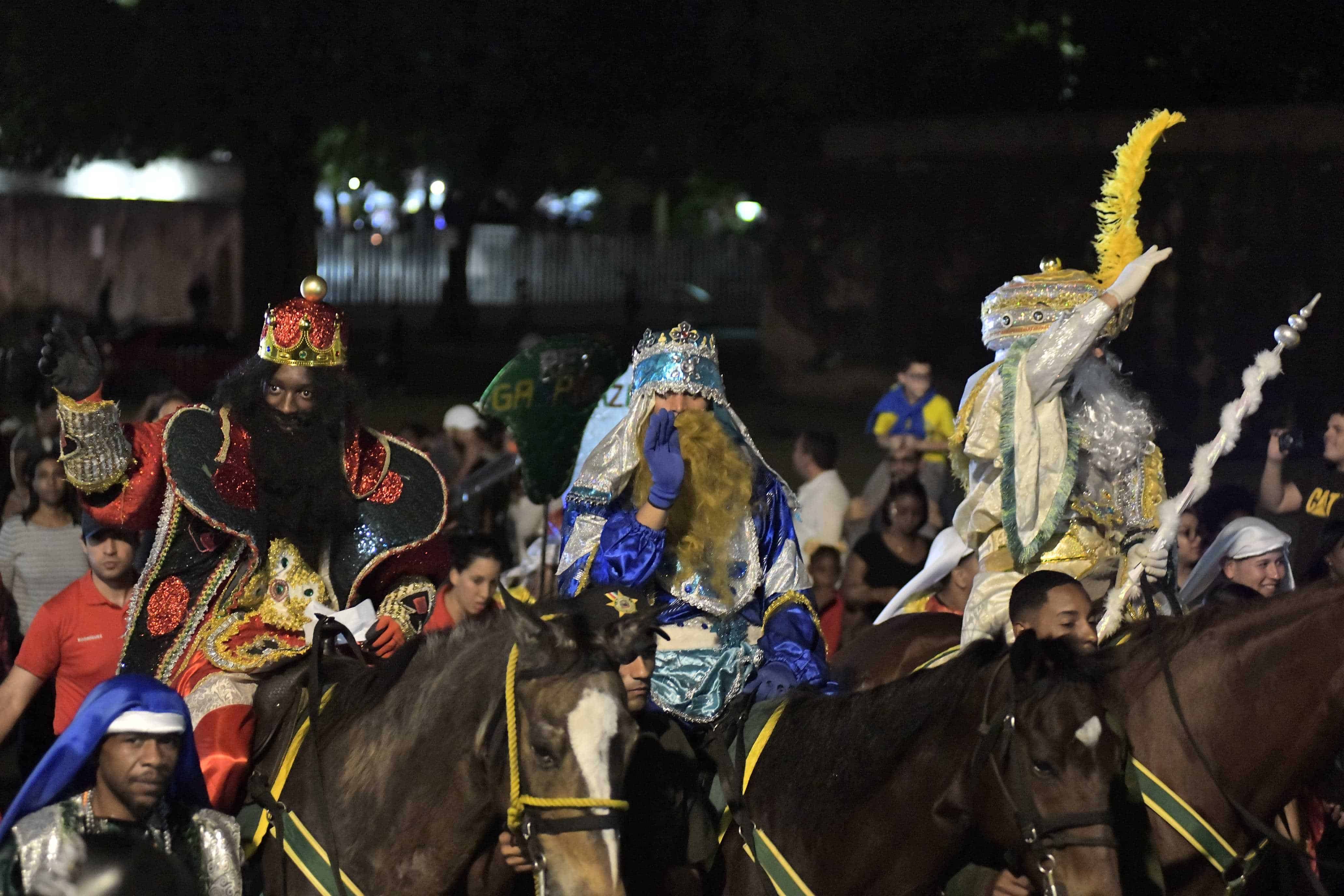 Melchor, Gaspar y Baltasar saludan a la multitud.