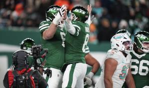 Rodgers lanza 4 pases de touchdown, récord de la temporada y Jets vencen a Dolphins