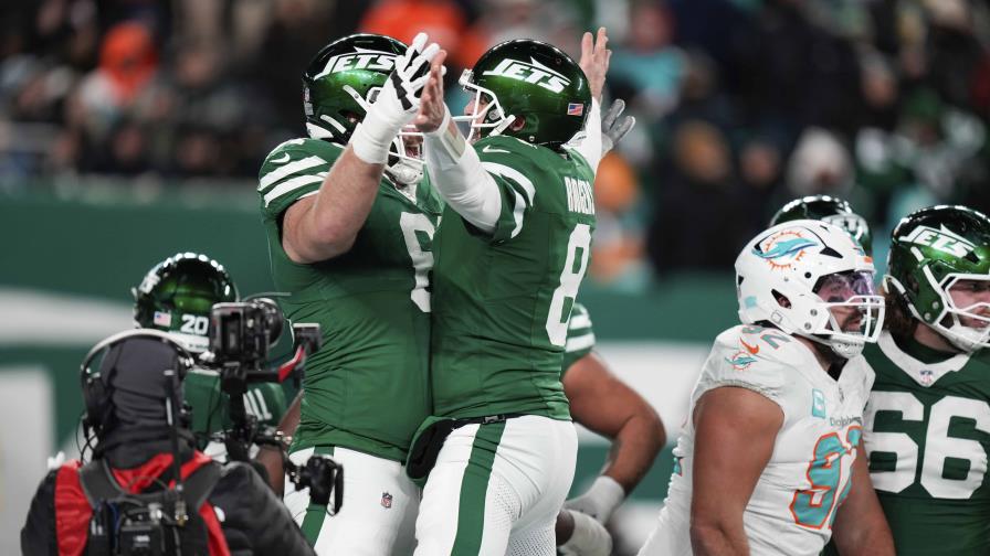 Rodgers lanza 4 pases de touchdown, récord de la temporada y Jets vencen a Dolphins