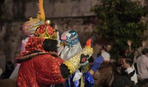 Cientos disfrutan del desfile de los Reyes Magos, una tradición vigente desde 1948
