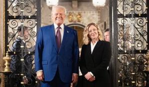 Trump aparece con la primera ministra italiana, Giorgia Meloni, en su club de Florida