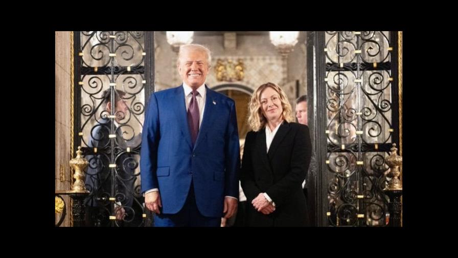 Trump aparece con la primera ministra italiana, Giorgia Meloni, en su club de Florida