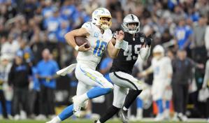 Justin Herbert y los Chargers aseguran el quinto puesto de la AFC con victoria sobre Raiders