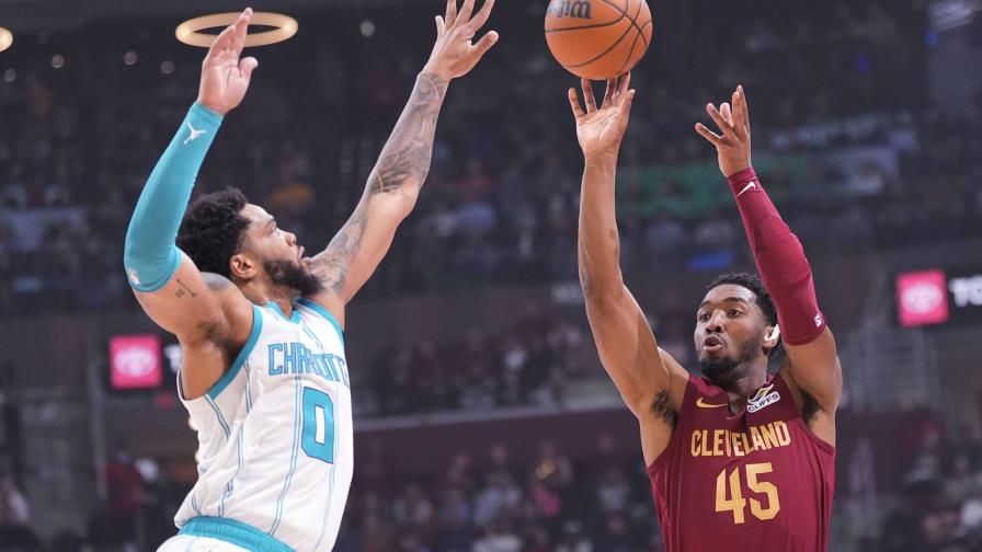 Los Cavaliers, líderes de la NBA, vencen a los Hornets con su décima victoria consecutiva