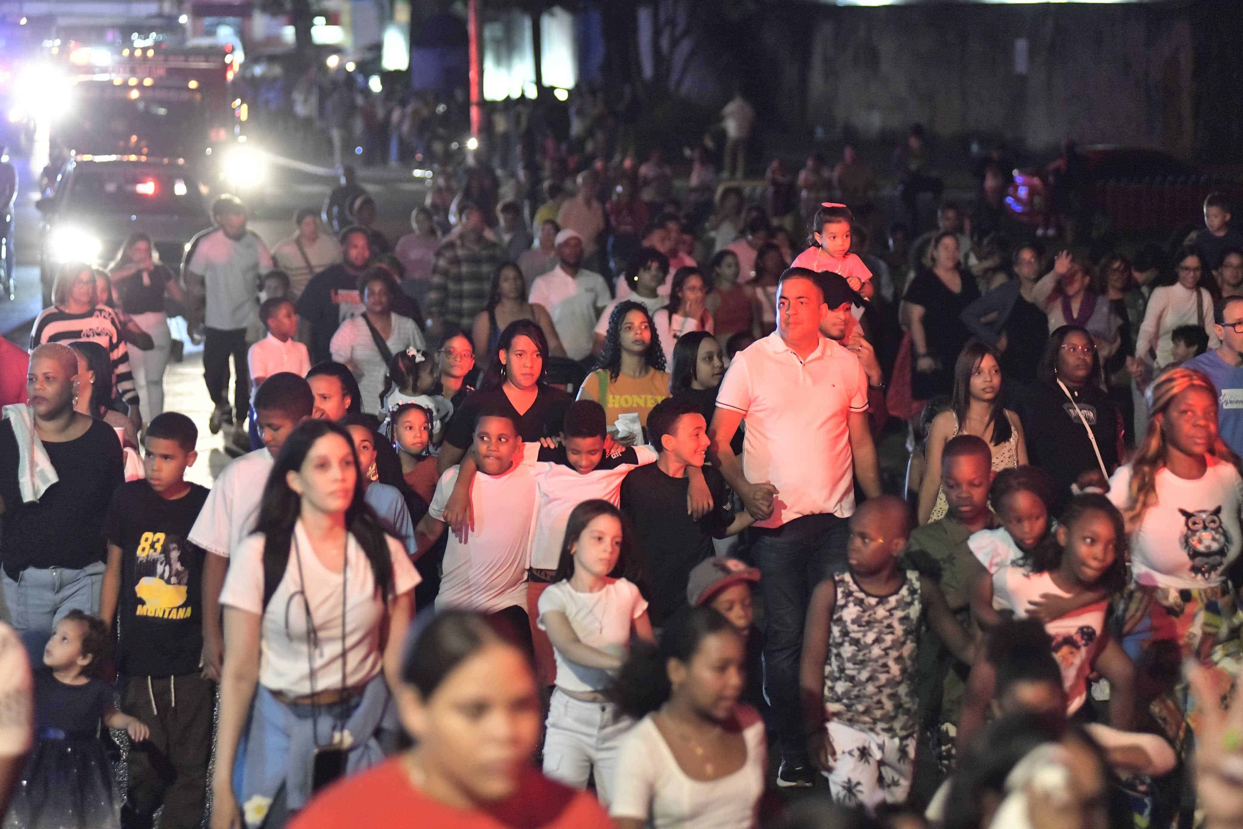 Cientos de personas acudieron al desfile.<br>