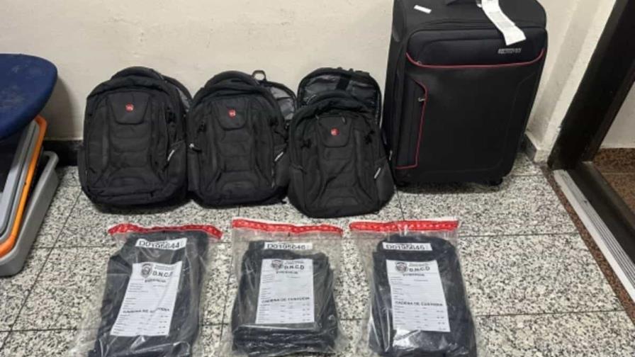 Reportan apresamiento de una española en el AILA con 11 láminas de cocaína