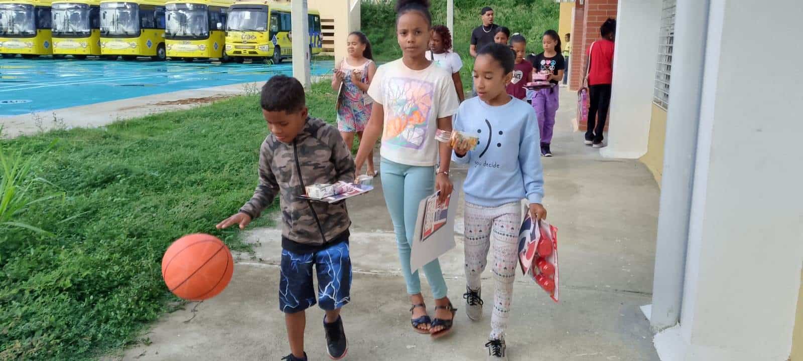 Niños beneficiados con la entrega de juguetes por parte de la Fundación Rogelio Cruz y la Asociación de Dueños de Supermercados de Nueva York.