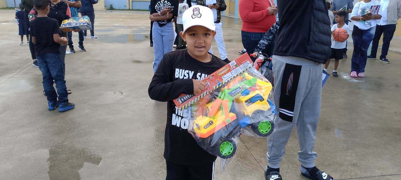 Un niño de los que se beneficiaron con la entrega de juguetes por parte de la Fundación Rogelio Cruz y la Asociación de Dueños de Supermercados de Nueva York.