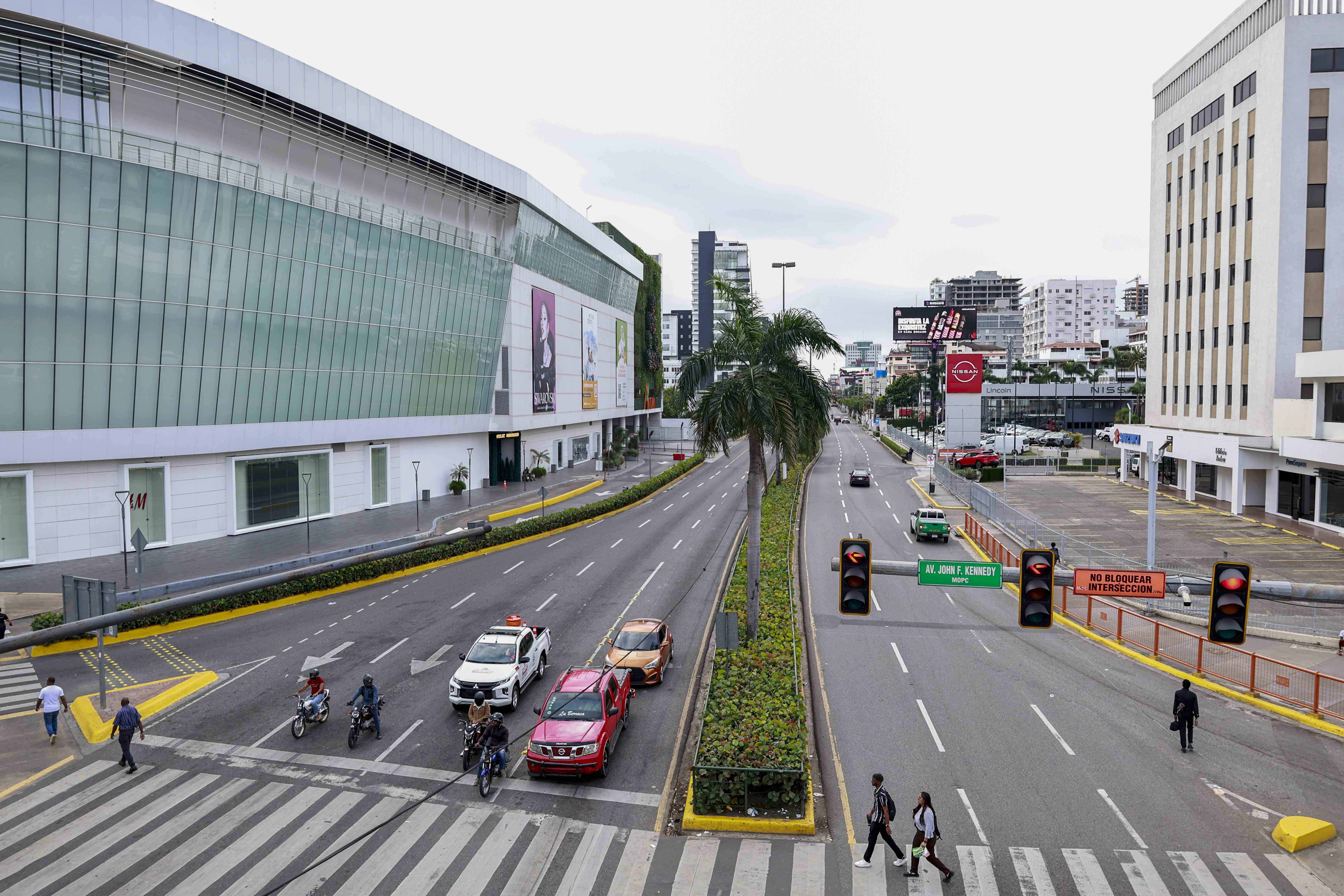 Ciudadanos disfruntan la ciudad con menos tránsito.