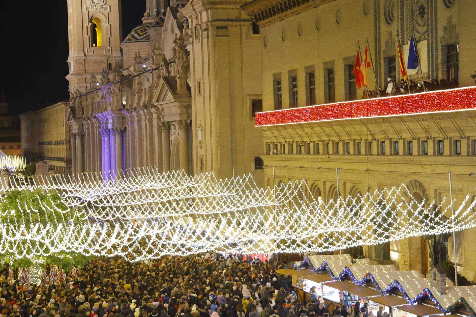 Fotografía de un momento de la cabalgata de los tres Reyes Magos que recorren este domingo las calles de Zaragoza. 