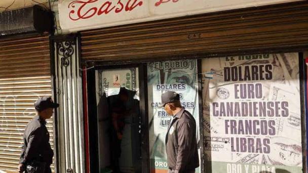 Apresan a dos hermanos acusados de asaltar tío en su casa de cambio en la Zona Colonial