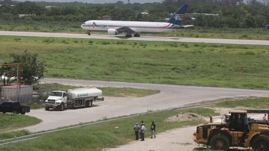 Las operaciones comerciales del principal aeropuerto de Haití siguen paralizadas