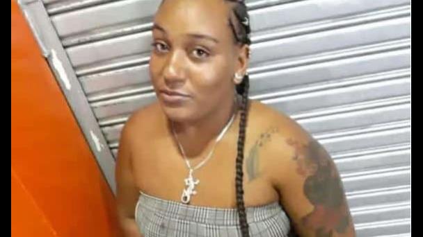 Padre de mujer muerta por policías dice que agentes confundieron pistolas de bolitas con armas