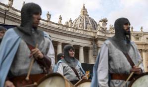 El papa pide acabar con cualquier forma de marginación o rechazo en la misa de Reyes Magos