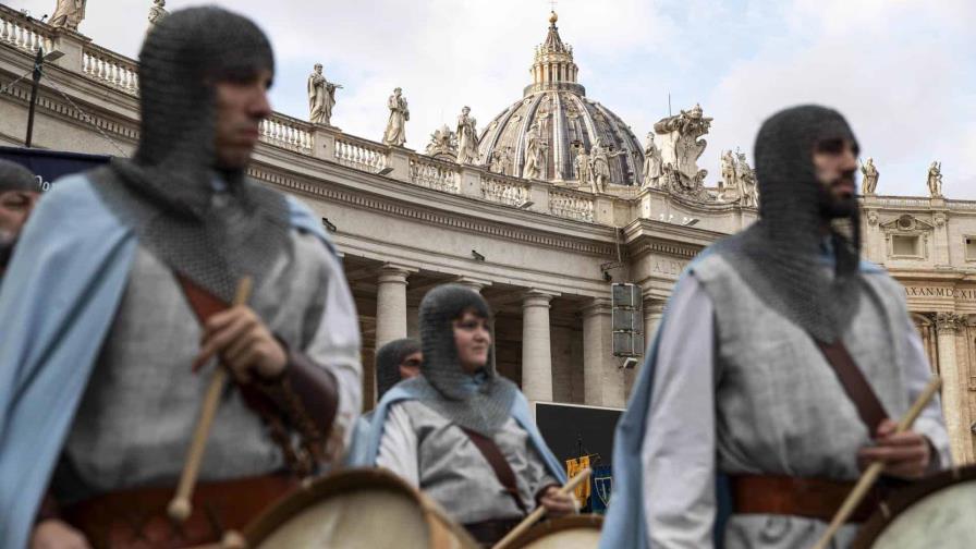 El papa pide acabar con cualquier forma de marginación o rechazo en la misa de Reyes Magos