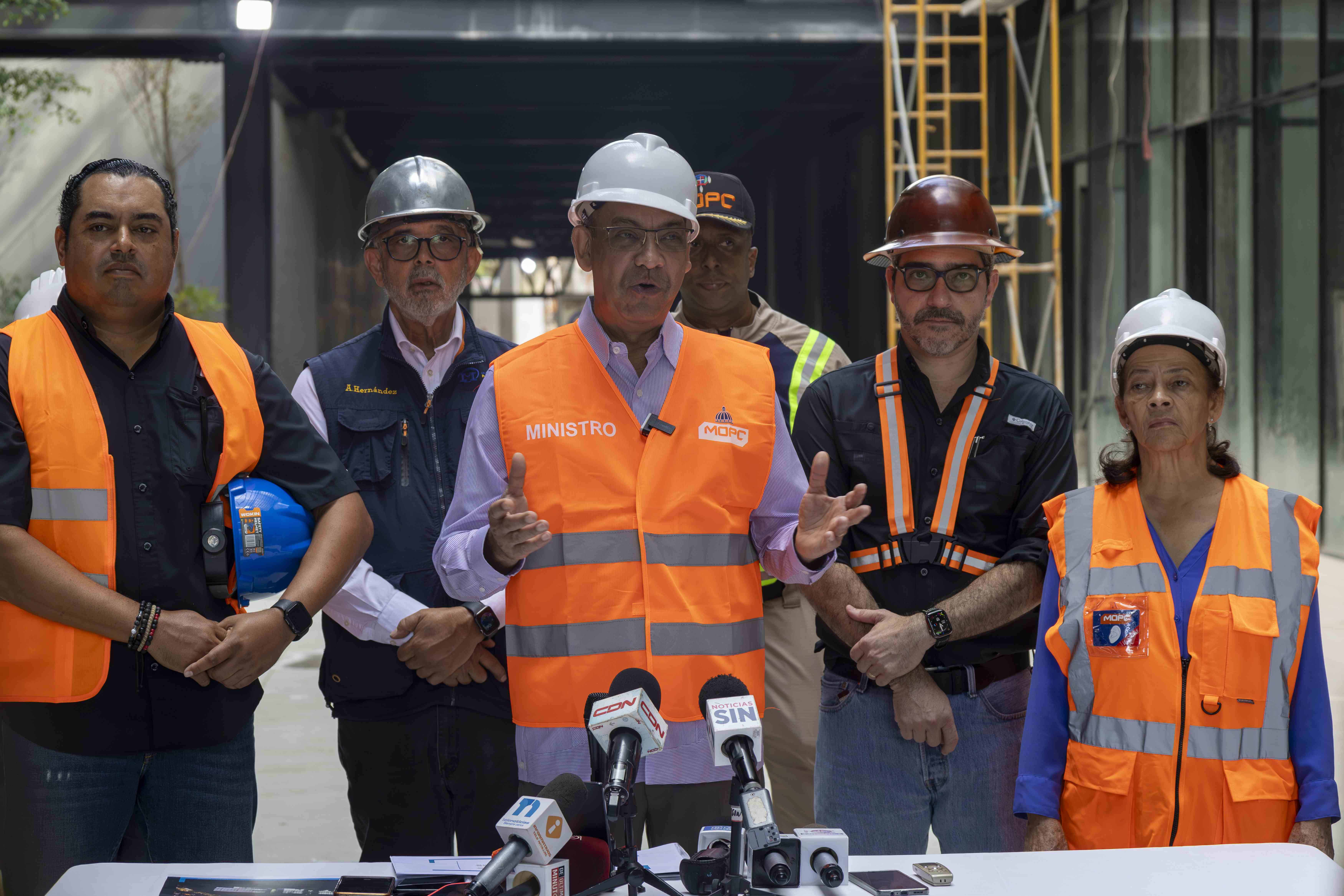 El ministro de Obras Públicias habla a la prensa.