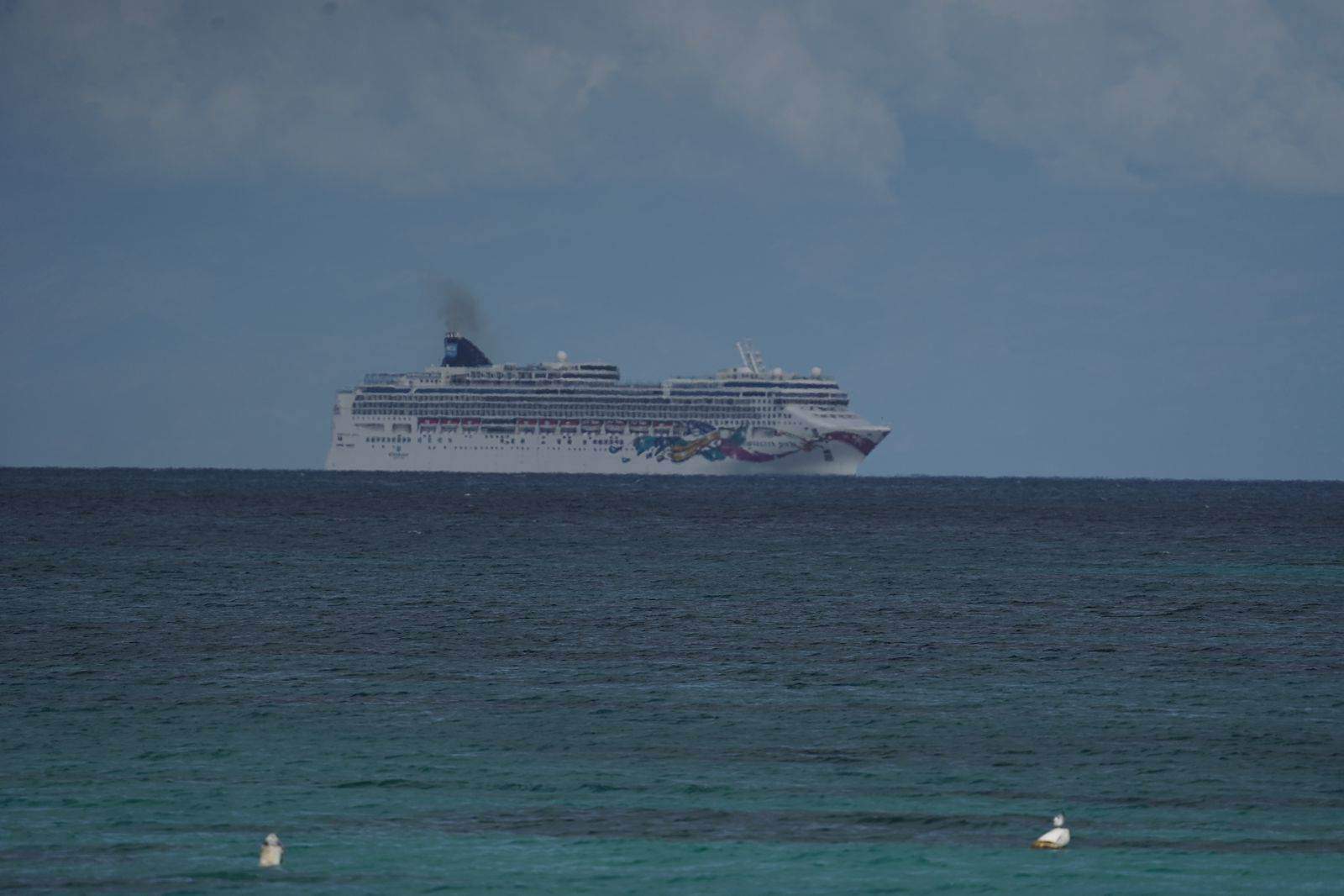 Vista de la llegada del Norweigan Jewel a Pedernales este lunes.