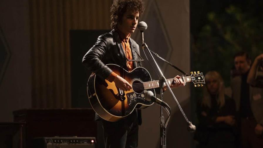 La cinta de Bob Dylan "A Complete Unknown" es electrizante en varios sentidos