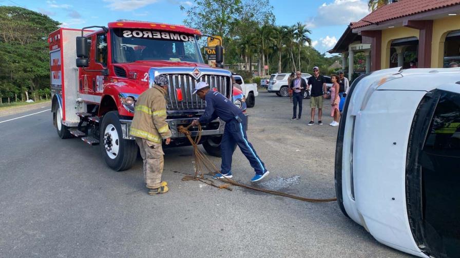 Choque de seis vehículos en la carretera El Seibo-Hato Mayor deja varios heridos